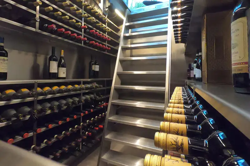 Indersiden af en Vinorage-vinkælder