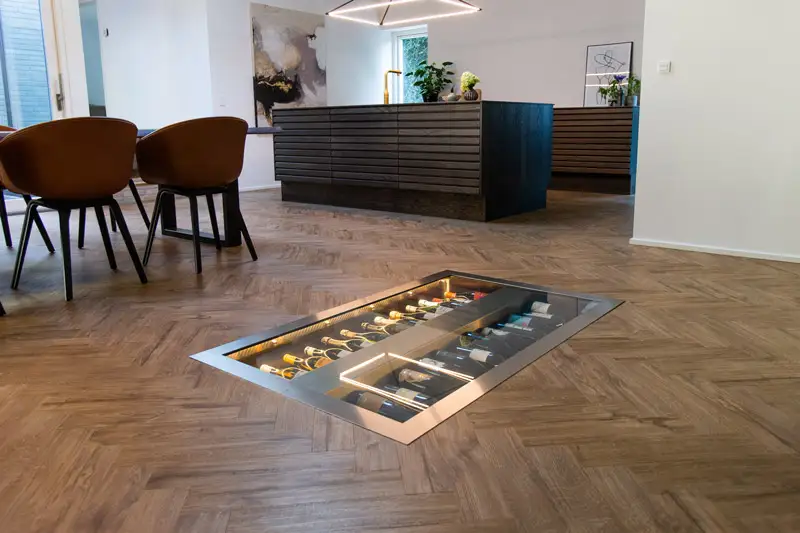 Nedfældet vinkælder med glaslåg i gulv